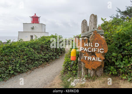 Sentier Wild Pacific et phare de amphitrite point d'orientation à Ucluelet, British Columbia, canada (septembre 2017) Banque D'Images