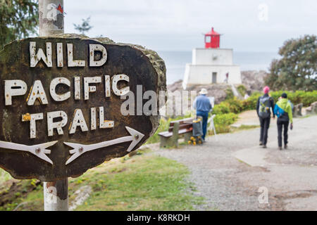 Sentier Wild Pacific et phare de amphitrite point d'orientation à Ucluelet, British Columbia, canada (septembre 2017) Banque D'Images