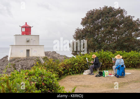 Deux artistes peinture phare de amphitrite point sur sentier wild pacific à Ucluelet, British Columbia, canada (septembre 2017) Banque D'Images