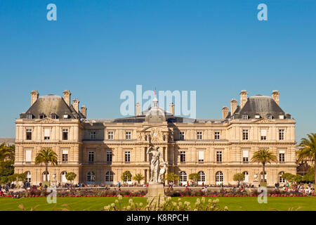 Paris, France - 23 septembre 2013 : la statue de déesse Diane chasse devant le Sénat français dans le deuxième plus grand parc public de paris - Banque D'Images