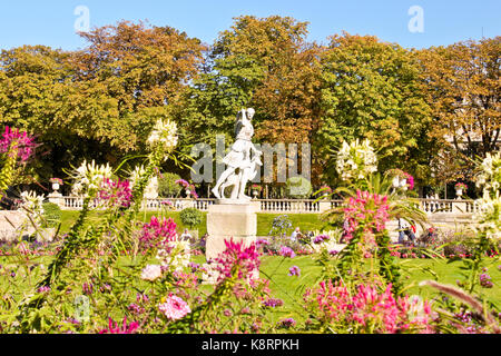 Paris, France - 23 septembre 2013 : Statue de Diane chasseresse (Diana chasseresse) dans le jardin du Luxembourg (le Jardin du Luxembourg). Banque D'Images