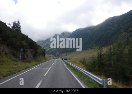 Montagnes de fagaras et route Transfagarasan en Roumanie. Banque D'Images