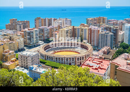 Les arènes de la Malagueta et les immeubles à appartements dans un quartier résidentiel du centre de Malaga, Andalousie, espagne. Banque D'Images