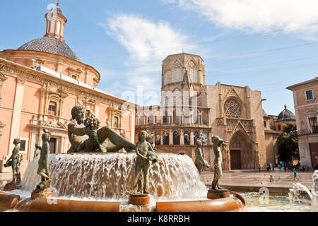 Valence, le 10 avril 2013 - Virgin : place avec fontaine turia, basilique notre dame de l'abandonné et apôtres porte de la Cathédrale de Valencia. Banque D'Images