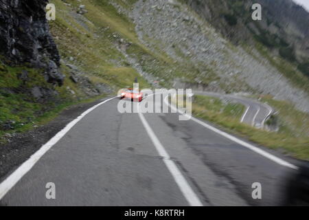 Belle lamborghini orange ouragan drived sur région de Transylvanie sur la célèbre route Transfagarasan. Roumanie 22 août 2017 Banque D'Images