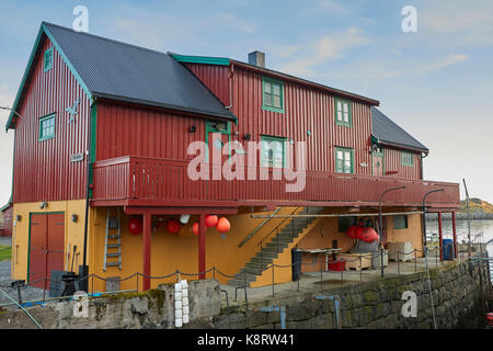 Cuisine norvégienne traditionnelle en bois peint de couleurs vives, Lofoten, maisons dans le village de pêcheurs Stamsund Lofoten sur l'archipel, la Norvège. Banque D'Images