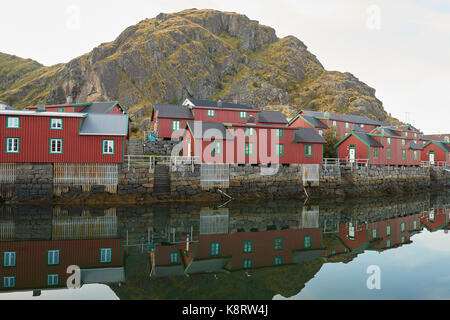 En Bois peint de couleurs vives traditionnelles îles Lofoten maisons dans le village de pêcheurs Stamsund Lofoten sur l'archipel, la Norvège. Banque D'Images