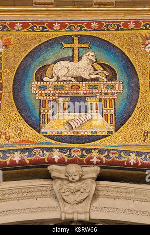 Agneau de Dieu - Arc de Triomphe - mosaïque un chef-d'oeuvre de l'art ecclésiastique - 6e siècle Basilica dei Santi Cosma e Damiano - Rome Banque D'Images