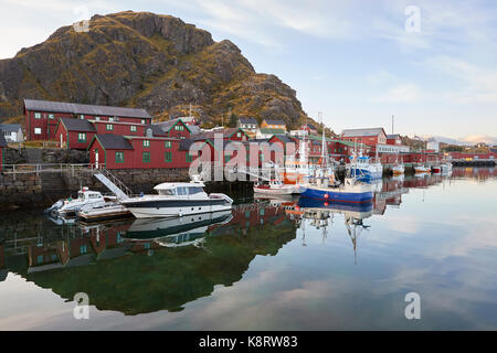 Cuisine norvégienne traditionnelle en bois peint de couleurs vives, Lofoten, maisons dans le village de pêcheurs Stamsund Lofoten sur l'archipel, la Norvège. Banque D'Images