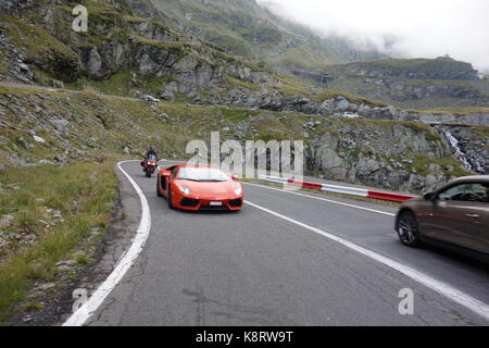 Belle lamborghini orange ouragan drived sur région de Transylvanie sur la célèbre route Transfagarasan. Roumanie 22 août 2017 Banque D'Images