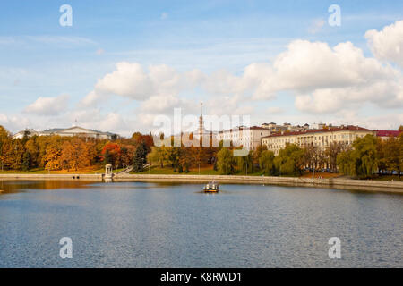 Vue de la rivière Svisloch, un parc et de vieux bâtiments dans une partie centrale de Minsk, capitale du Bélarus un. Banque D'Images