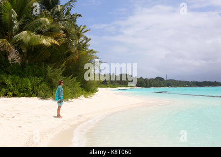 Maldives Beach - une femme touristique debout sur la plage, Rasdhoo Atoll, , les Maldives, Asie Banque D'Images