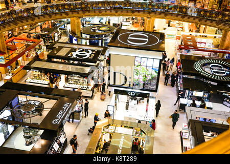 Paris, France : galerie lafayette shopping historique fenêtre et bâtiments dans le coeur de paris