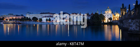 Prague, République tchèque, Europe septembre 2017 - vue des Blue Hour sur les Chevaliers de la Croix du Monastère avec l'étoile rouge le 18 septembre 2017 à Prague Banque D'Images