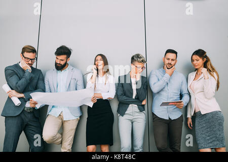 Groupe de designers en vue de discuter du bureau Banque D'Images