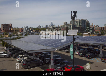 Panneaux solaires sur roofof stationnement sur les aliments entiers, Brooklyn, NY Banque D'Images