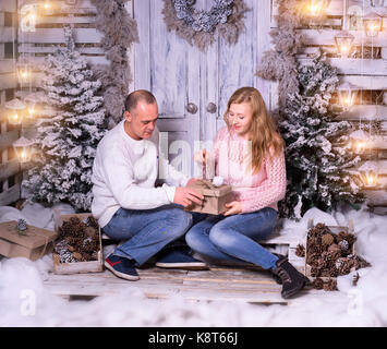 Jeune couple heureux pendant les vacances d'hiver. Banque D'Images