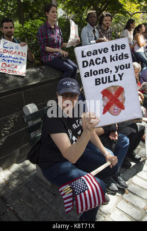 Une importante manifestation a lieu contre l'abrogation par l'administration Trump de la loi DACA (The Dreamers Act) à Columbus Circle par l'hôtel Trump à New York. Banque D'Images