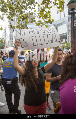 Une importante manifestation a lieu contre l'abrogation par l'administration Trump de la loi DACA (The Dreamers Act) à Columbus Circle par l'hôtel Trump à New York. Banque D'Images