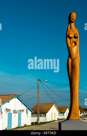 La Femme Océane est une sculpture en bois de l'artiste Dominique responsables de l'information, inauguré en 1997 . E statue est situé dans la région ostréicole. Banque D'Images