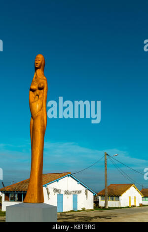 La Femme Océane est une sculpture en bois de l'artiste Dominique responsables de l'information, inauguré en 1997 . E statue est situé dans la région ostréicole. Banque D'Images