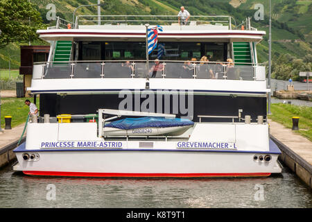 TRÈVES, ALLEMAGNE - 5 août 17 : les passagers se détend lors de la croisière Princesse Marie-Astrid qui passe par la deuxième écluse de la Moselle à Detzem. Banque D'Images