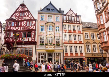 BERNKASTEL-KEUS, ALLEMAGNE - 5 août 17 : les touristes admire les maisons médiévales traditionnelles de la vieille ville. Banque D'Images