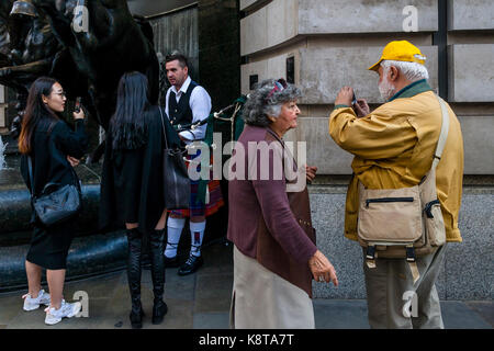 Les femmes qui discutent avec un artiste de rue, Piccadilly Circus, Londres, UK Banque D'Images