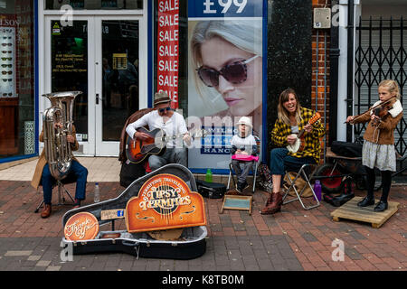 Une jeune famille d'amuseurs publics effectuer dans la high street, Lewes, East Sussex, UK. Banque D'Images