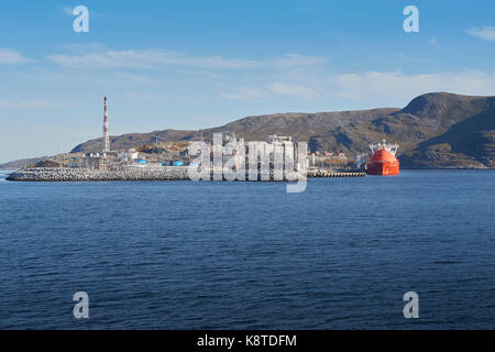 L'installation de production de gaz naturel liquide sur l'île de Melkøya, Hammerfest, Norvège avec le méthanier, Arctic Princess amarré à quai. Banque D'Images