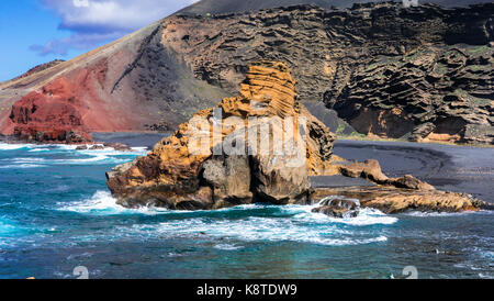 Belle plage d'El Golfo, lanzarote island,hôtellerie,Espagne. Banque D'Images