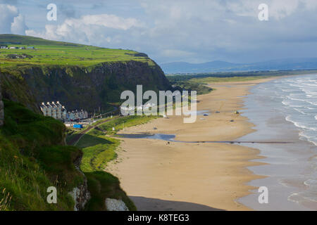 Une vue de la plage de descente de la falaise au Temple Mussenden Demesne dans la descente dans le comté de Londonderry en Irlande du Nord Banque D'Images