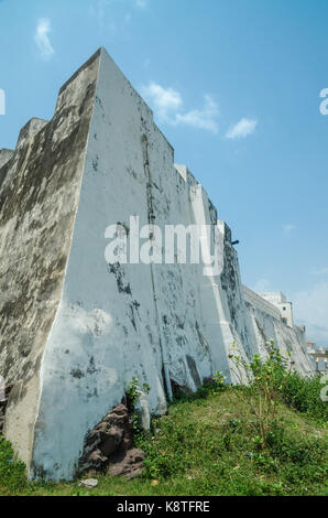 Fort de traite des esclaves célèbres de l'époque coloniale le château d'Elmina avec de hauts murs blancs, Elmina, Ghana, Afrique de l'ouest. Banque D'Images