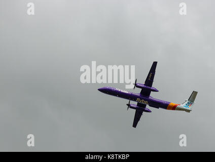 Inscription Bombardier DHC-8-402, g-appr, exploité par flybe, décollant de l'aéroport de Leeds Bradford Banque D'Images