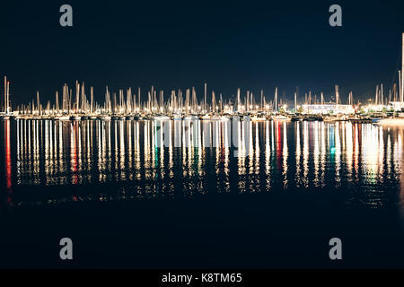 Yachts et bateaux à marina de la Spezia dans la nuit avec un reflet dans l'eau. Italie Banque D'Images