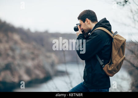 Beau jeune homme prend des photos de la nature Banque D'Images