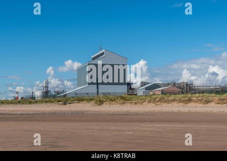 Plage de Montrose, Montrose, Écosse, Royaume-Uni, 08 août 2017. Une usine se trouve derrière la plage de Montrose. Banque D'Images