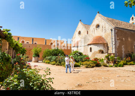 Couple taking a photo dans le jardin intérieur du monastère d'Arkadi. arkadi, Crète, Grèce Banque D'Images