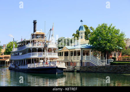 Au style traditionnel à vapeur à fond plat américain utilisé pour prendre des courts trajets à touristes à Walt Disneys Magic Kingdom, Orlando, Banque D'Images