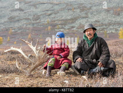 Nomades tsaatan garçon et son grand-père dans un traditionnel deels se reposant dans une steppe au nord de la Mongolie Banque D'Images