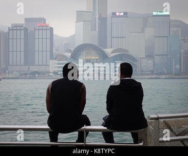 Hong Kong - Mar 29, 2017. un couple gay, assis sur le quai du port de Victoria de hong kong. En 2014 hong kong était le 11e destination les plus populaires Banque D'Images