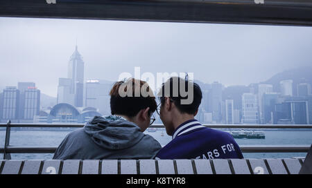 Hong Kong - Mar 29, 2017. un couple gay asiatique sur le quai du port de Victoria de hong kong. En 2014 hong kong était le 11f de destination les plus populaires Banque D'Images