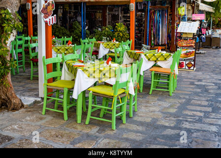 L'île de Samos, Grèce - 18 septembre 2016 : Rue cafee servent une grande variété de Pythagorion/Pythagoreio Banque D'Images