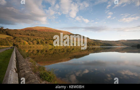 Talybont forêt dominant talybont sur l'Usk reservoir, dans les Brecon Beacons, Pays de Galles, Royaume-Uni Banque D'Images