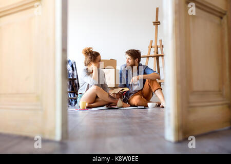 Jeune couple déménagement en nouvelle maison, de repos. Banque D'Images