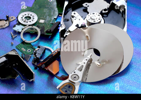 Certaines parties de l'ordinateur détruit à disque dur (HDD HDD vue éclatée, détruire) - USA Banque D'Images