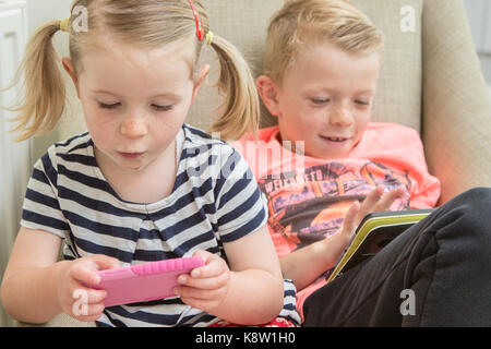 Les enfants l'utilisation de la technologie pour les jeux Banque D'Images