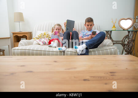 Les enfants l'utilisation de la technologie pour les jeux Banque D'Images