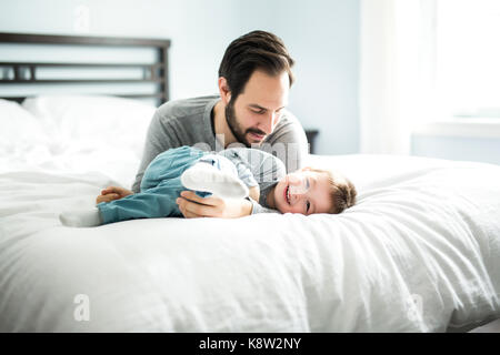 Père et fils dans le lit, happy time on bed Banque D'Images