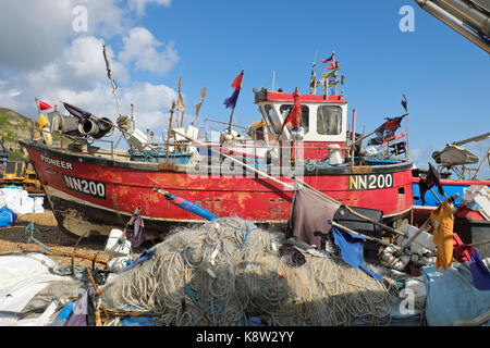 Bateau de pêche Hastings pionnier parmi les filets au Stade Hastings plage des pêcheurs, au Rock-a-Nore, East Sussex, Angleterre, Royaume-Uni, UK Banque D'Images